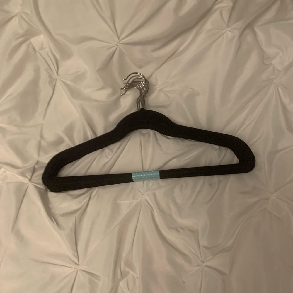 Black velvet hangers (6)) 10packs (used good condition) 60 Total - Picture 12 of 14